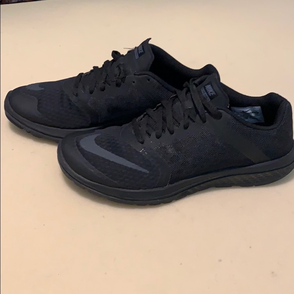 All back Nike tennis shoes